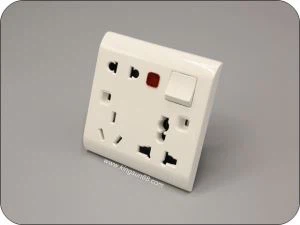 B3 Socket de 3 canonades multi-universal amb interruptor